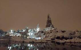 Big Thunder Mountain Winter Mode Snow Frontierland Disneyland Park Disneylandparis 18 Source Cas Disneyland Park Disney Theme Parks Disneyland Paris
