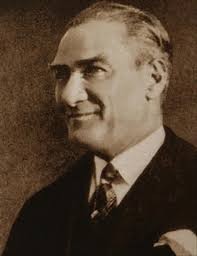 Ataturk Un Gulerken Cekilmis Fotograflari Genclik Resim Fotograf