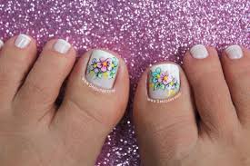 Al practicar pedicure en varón siga los pasos de la higienización y aplique tres o cuatro capas de brillo. Delos Pies Pedicure 2019 Disenos Flores Decorados Para Unas