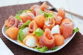 Uno dei più freschi, semplici e veloci antipasti estivi che ci siano è il melone e prosciutto crudo. Quanto Fa Bene Prosciutto E Melone Prima Bergamo