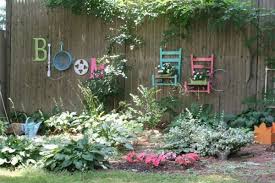 They might not prevent someone from trespassing, but they'll bored panda has put together this list of fantastic fences to inspire you, dear neighbours, to be even better. 25 Ideas For Decorating Your Garden Fence