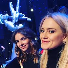 Mii și mii de oameni, români, îl ascultă, îl citesc, îl cred. Cine Este Iubita Lui Tudor ChirilÄƒ Cei Doi Au ImpreunÄƒ Doi Copii