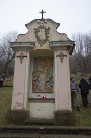Pokud se řekne křížová cesta a šluknovsko, většině se asi vybaví jen ta jediná, nejprofláklejší, nenavštěvovanější, nejfotografovanější, nejzveřejňovanější. Krizova Cesta Jiretin Pod Jedlovou St Georgental 1759 1764 Cokolivokoli Cz