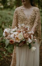 Crescent wedding bouquets can either be a mirror image (the same on both sides) or a side crescent, with the sides being asymmetrical. 25 Favorite Boho Bridal Bouquets For The Wild At Heart Junebug Weddings