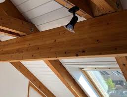 Holzdecken Weiss Streichen Oder Lackieren Es Lohnt Sich Sehr Mit Jansen Hdf Holzdeckenfarbe In 2020 Holzdecke Weiss Holzdecken Decke