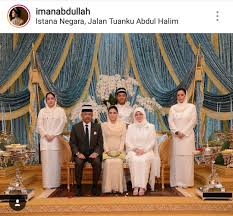 Yang amat mulia tengku arif bendahara pahang tengku abdullah ibni wangsa pahang tengku tan sri hajjah meriam binti sultan haji ahmad shah yang dihormat orang kaya indera segara ym tengku dato' haji ibrahim bin tengku muhammad, dsap., sap. Cantiknya Lah Tengku Ni Alahai Majlis Lenggang Perut Anakanda Agong Tengku Puteri Iman Jadi Tumpuan Khalifah Media