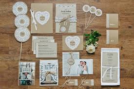 Traumhafte kleider mit viel spitze, kunstvoll arrangierte flechtfrisuren und romantische. 10 Tipps Fur Die Vintage Hochzeitspapeterie Lieschen Heiratet
