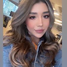 someone who makes cake pops, strawberries and pretzels!!