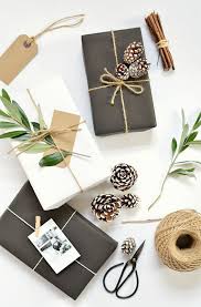 Black And White Christmas Wrapping Paper Simple Black Or White Wrapping Paper Looks Amazing With Twine Snowy Pinecones And Foliage Simple Gift Wrapping Diy Gift Wrapping Christmas Gift Wrapping
