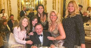 Richard lugner feierte samt anhang seinen 87er im palais auersberg und war dabei gleich doppelt vertreten, denn auch die brandneue wachsfigur aus madame tussauds war mit dabei. Baumeister Richard Lugner Feierte 85 Geburtstag Leadersnet