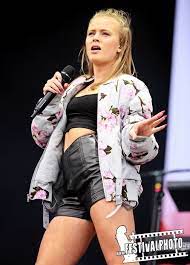 Zara maria larsson (pronounced ²sɑːra ma²riː.a ˈlɑːʂɔn; Zara Larsson Festivalphoto