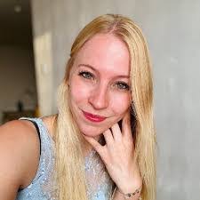 Anna Raab's Instagram, Twitter & Facebook