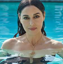 Monica Bellucci Pose Nue Dans Une Piscine Pour Paris Match Madame Figaro