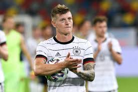 Toni kroos has slammed criticism of the germany team at euro 2020 by some fans still disgruntled with their performances despite reaching the knockout rounds where they face england in the last 16. Toni Kroos Frau Und Sohn Uberraschen Kleine Patienten Gala De