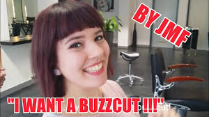 Frauen, die ohnehin zu einem eckigen gesicht und einer hohen stirn neigen, sollten mit einem buzzcut vorsichtig sein und eher zu einer alternativen kurzhaarfrisuren greifen. I Want A Buzzcut 2020 Before And After By Joerg Mengel Friseure Youtube