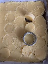 Salate e, appena spicca nuovamente il bollore, versate a pioggia la farina di mais. My Foodie Days Gnocchi Di Polenta Alla Romana Senza Uova