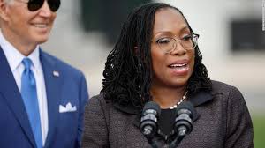 La jueza Ketanji Brown Jackson se unirá a una Corte Suprema en crisis