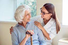 L'auxiliaire de vie doit faire preuve de qualités humaines, relationnelles et d'une grande résistance psychologique et physique. Auxiliaire De Vie En Maison De Retraite Comment Devenir Auxiliaire De Vie En Maison De Retraite Metier Formation Salaire L4m