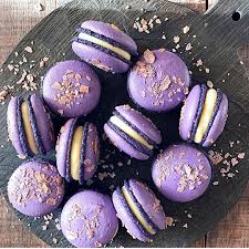 697 Likes 6 Comments Macaronslady On Instagram White And Blue Macarons By Cupcakesandcounting Beautiful Gold White Blue Macarons Macarons Macaroons