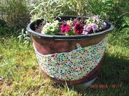 Die gartenabfälle und äste, die sie ohnehin entsorgen müssen. 12 Tolle Einzigartige Pflanzkubel Aus Ganz Normalen Mortelkubeln Schnell Und Einfach Selbst Gestalten Youtube Mortelkubel Pflanzkubel Pflanzen