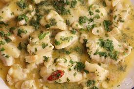 700 gr de bacalao desalado 600 ml de leche 1 cebolla 2 cdas de harina 1 kg de patatas 200 ml de nata 200 gr de queso rallado (emmental) sal pi. Como Hacer Cocochas De Bacalao En Salsa Verde Cocinando Entre Olivos