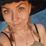 Desiree Lund's Instagram, Twitter & Facebook