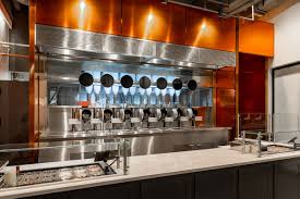 The open kitchen trend seems to have been born in big cities such as new york, where chefs cooked within view of diners largely due to space constraints. Mit Engineers Open World S First Robotic Kitchen Restaurant In Boston Urdesignmag