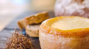 It is named after casar de cáceres, its city of origin. La Torta Del Casar El Sabor Hecho Queso