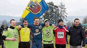 Harte Jungs durch Schlamm und Schnee