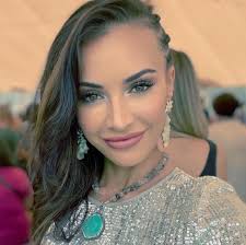 Maria White's Instagram, Twitter & Facebook