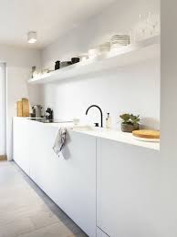 Moderne Weisse Kuche Zeigt Stil Und Eleganz Vereint Modernitat Und Funktionalitat Moderne Weisse Kuchen Weisse Kuche Kuche Holzboden
