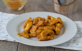 Un piatto unico gustosissimo il petto di pollo con cipolle alla curcuma, una maniera alternativa e saporita per cucinare e serv… Petto Di Pollo Alla Curcuma E Mandorle Insalata Di Riso Hoodwink Pollo Al Curry E Cocco