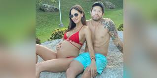 Desde hace algunas semanas los fanáticos de valerie domínguez y juan david 'el pollo' echeverry estaban esperando la llegada de su primer hijo luego de más de 32 horas de esperar y algunas semanas de expectativa, la exseñorita colombia y el modelo colombiano mostraron las primeras. Video El Sofisticado Baby Shower De Valerie Dominguez Y El Pollo Echeverry