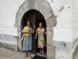 Tres 'albañilas' para levantar un pueblo ladrillo a ladrillo