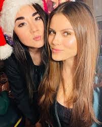 Heidi Hewett's Instagram, Twitter & Facebook