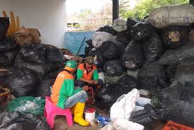 Hanya saja objek yang ditabung bukanlah uang, tetapi sampah. Mengumpulkan Emas Dari Gunungan Sampah Republika Online