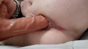 Vibrador realista na minha bunda!