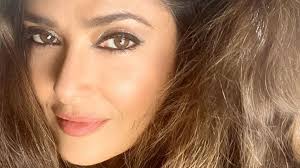 Salma hayek liebt die schönheit der natur und ist mit 53 jahren immer noch eine echte naturschönheit. Wow Pic So Toll Sieht Salma Hayek Ungeschminkt Aus Promiflash De