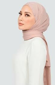 Tengku amir shah dimasyhurkan sebagai raja muda selangor pada sabtu.istiadat mengangkat sumpah dan pemasyhuran itu berlangsung di balairung seri, istana alam shah, klang. 32 Neelofa Ideas In 2021 Hijab Fashion Beautiful Hijab Hijab