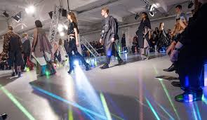 There are a number of specialized art schools and design schools worldwide that offer degrees in fashion design. Fashion Design Course Ba Hons Middlesex University London