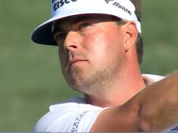 Mitchell closes with eagle to take 2-shot lead