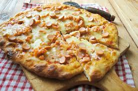 7 trascorso il tempo, sfornare e farcire, ovvero stendere la panna sulla pasta e sopra mettere il salmone alternato a fette di mozzarella. Pizza Al Salmone Affumicato