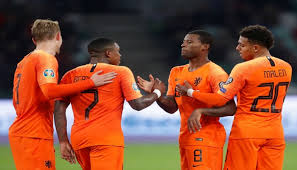 وحرص فان دايك على دعم منتخب هولندا قبل يورو 2020، علي الرغم من عدم تماثله للشفاء بعد إصابته بالرباط الصليبي، لكنه سافر إلى معسكر منتخب بلاده، لدعم وتشجيع اللاعبين. Ù‡ÙˆÙ„Ù†Ø¯Ø§ ØªÙ‡Ø²Ù… Ø¨ÙŠÙ„Ø§Ø±ÙˆØ³ÙŠØ§ Ø¨Ø«Ù†Ø§Ø¦ÙŠØ© ÙÙŠÙ†Ø§Ù„Ø¯ÙˆÙ… ÙÙŠ ØªØµÙÙŠØ§Øª ÙŠÙˆØ±Ùˆ 2020