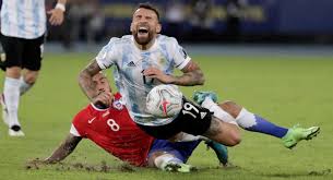 El árbitro señala falta, funes mori tira a eduardo vargas. Rjjs0t2pfyk97m
