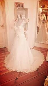 Wir arbeiten eng hand in hand mit unseren brands zusammen und haben dadurch die möglichkeit, die kollektionen der designer noch vor allen anderen, in unseren stores präsentieren zu können. Hochzeitskleider Second Hand Hochzeitskleidersecondhand Hochzeitskleidersecondhandberlin Hochzeitskl Brautkleid Gebraucht Hochzeitskleid Second Hand Braut