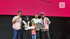 Pengumuman pemenang undian susu indomilk 2020 ini dilakukan di website indomilk www.indomilk.com tanggal 30 oktober 2020, bertepatan hari ini dan versi cetaknya bisa kamu pelototin di harian kompas tanggal sudah siap dengan pengumuman pemenang undian susu indomilk 2020? Ini Cerita Rizky Pemenang Undian Rumah Pada Undian Smartfren Wow News Liputan6 Com