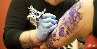 Thirty states license tattoo artists and require written or verbal instructions on aftercare. How To Take Care Of Your Tattoo 1mhowto Com