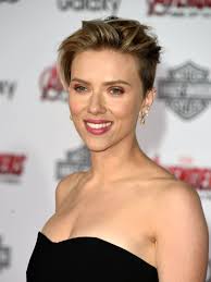 25 celebrities who deserve more attention | stylecaster. Der Undercut Ist Noch Immer Angesagt Hier Zeigt Euch Scarlett Johansson Coole Frisuren Frisuren Haarschnitt