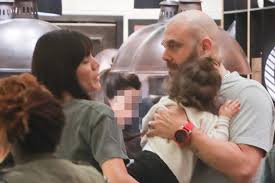 Η ήβη μένει εδώ και πετάγεται για τις επαγγελματικές της υποχρεώσεις. Hbh Adamoy Mixalhs Koyinelhs Spania Oikogeneiakh Emfanish Pics Vipnews