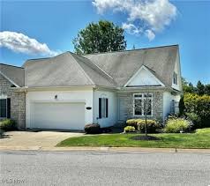 35 Gullybrook Ln, Willoughby Hills, OH 44094